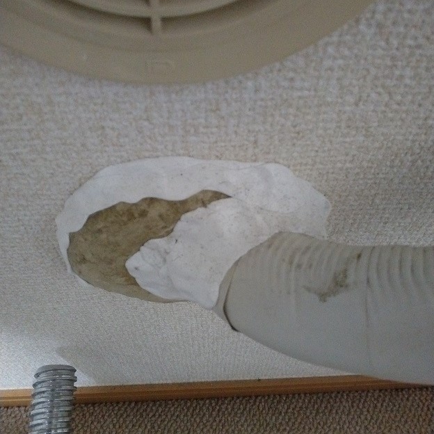 すきまパテで屋内のエアコン配管の隙間を埋める