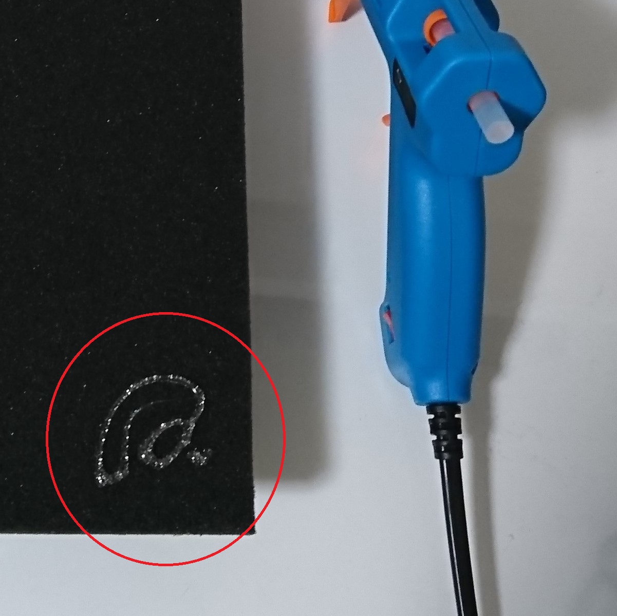 壁材を傷めない簡単な吸音材の取り付け方