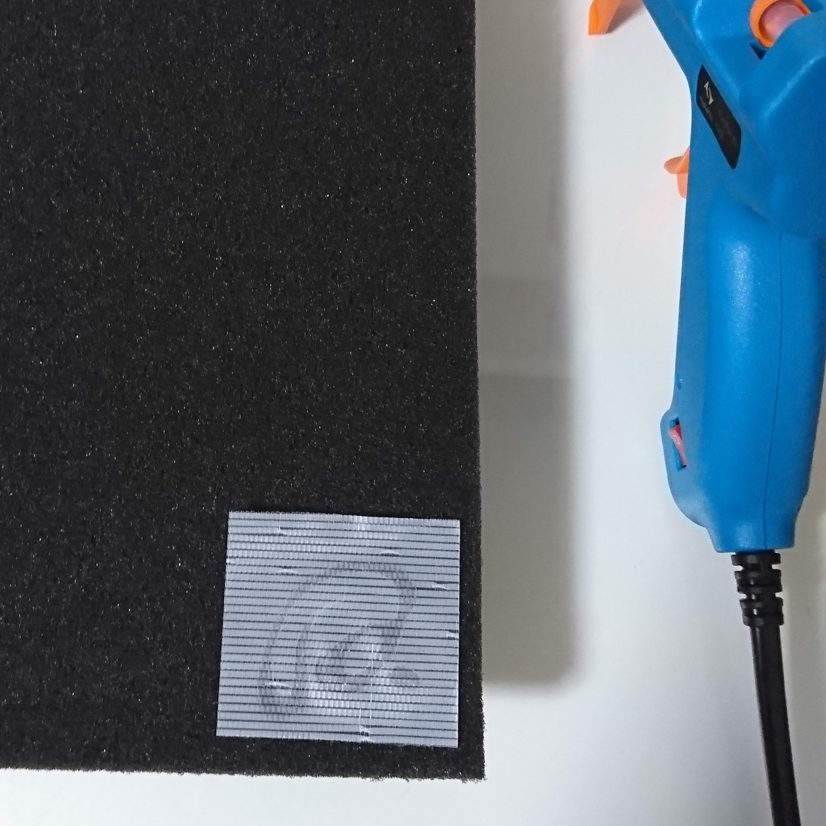 壁材を傷めない簡単な吸音材の取り付け方