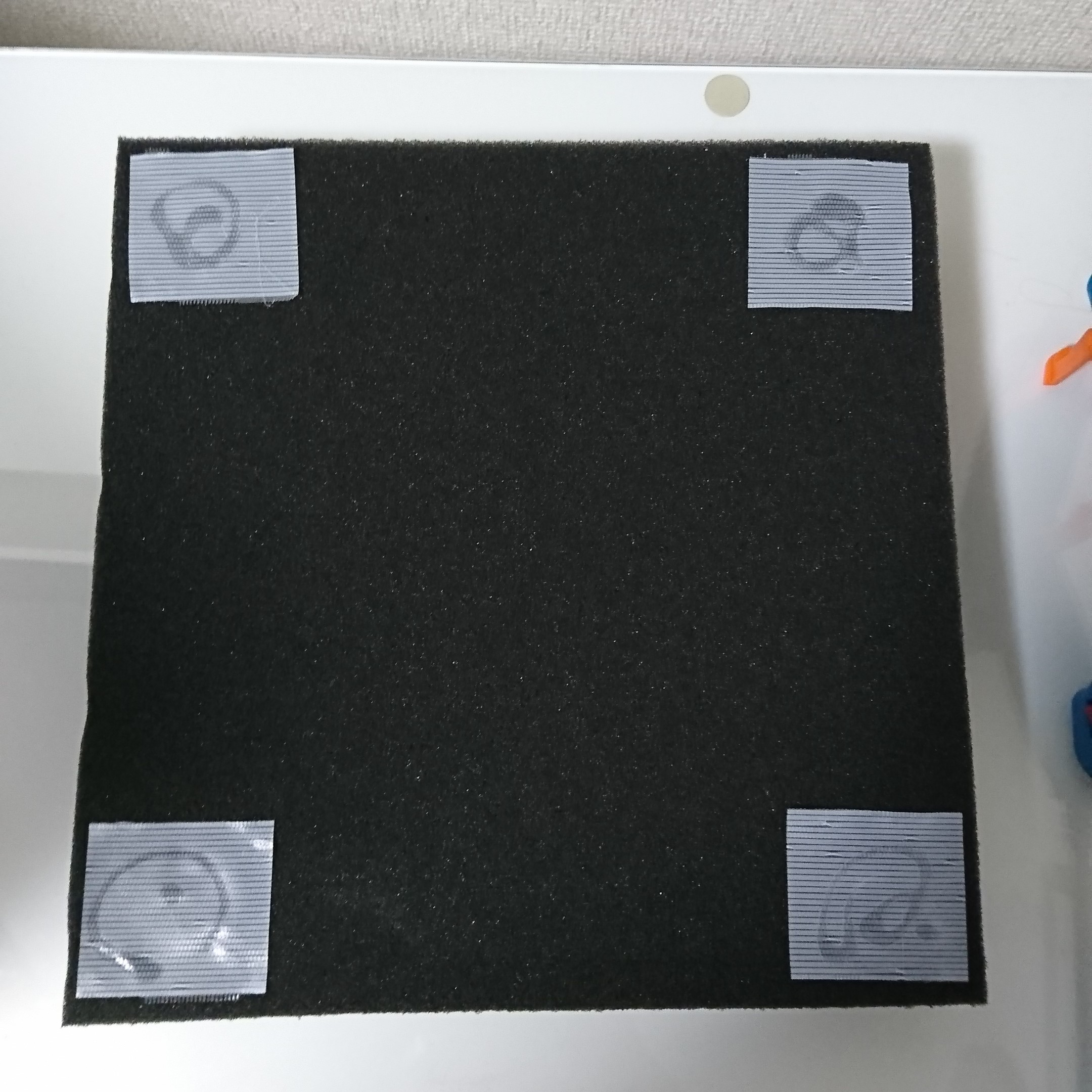 壁材を傷めない簡単な吸音材の取り付け方