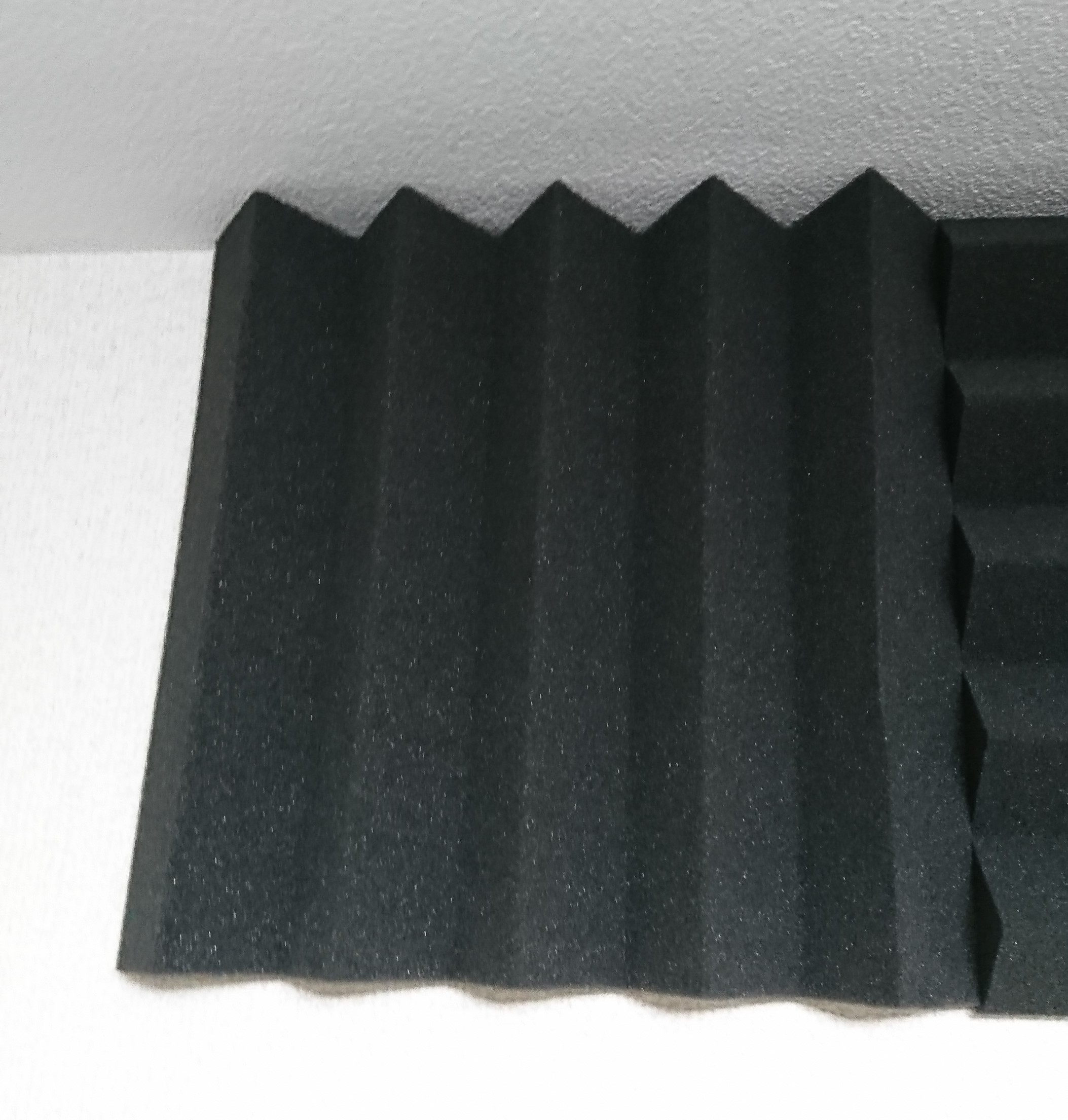 壁材を傷めない簡単な吸音材の取り付け方